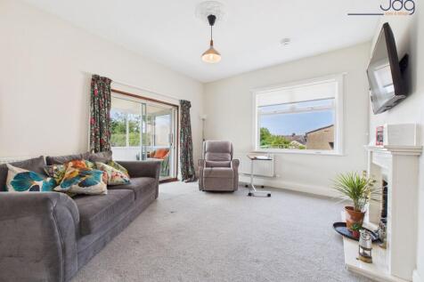Generously sized lounge with room for dining