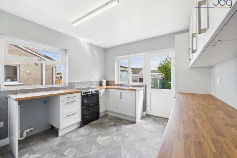 Newly fitted Kitchen with Breakfast Bar