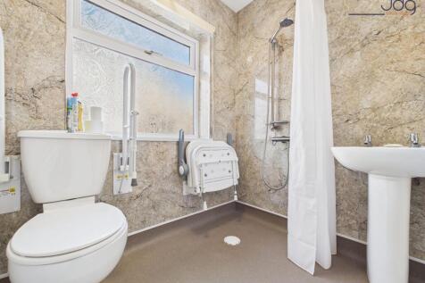 Wet Room-Style Shower Room