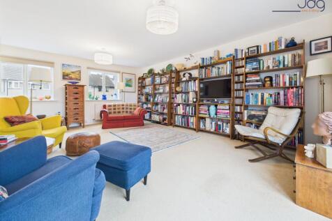 Cosy Spacious Lounge