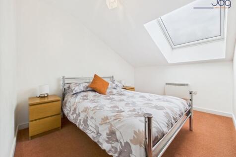 Double Bedroom with skylight
