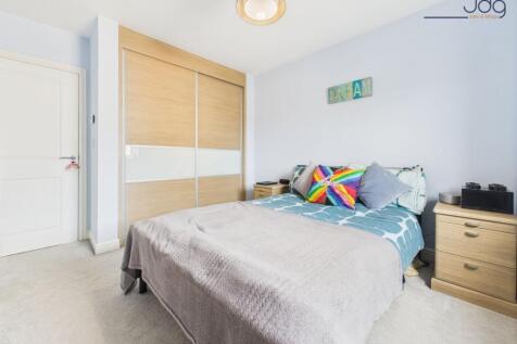 Double Bedroom with built in wardrobes