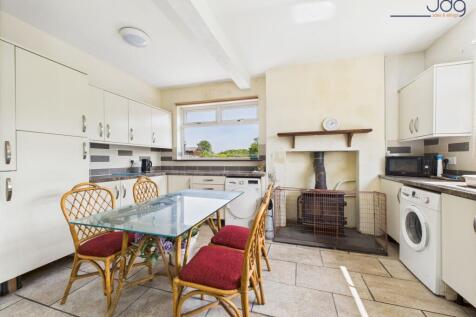 Bright Spacious Kitchen