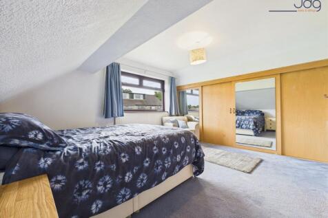 Double Bedroom with built in wardrobes