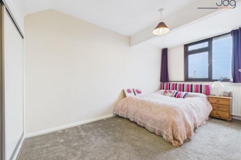 Double Bedroom with built in wardrobes