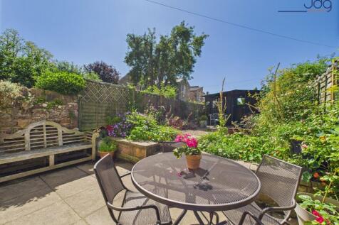 Spacious colourful garden