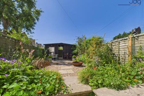 Beautiful Green garden with a bespoke workshop/summer house