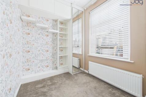 Single Bedroom with Built in Storage