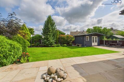 Landscaped Garden and Summer House with power