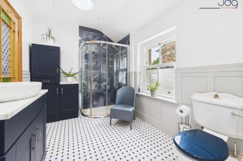 Family four piece bathroom