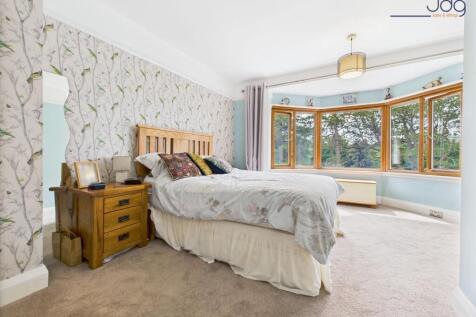 Double Bedroom with bay window overlooking the River