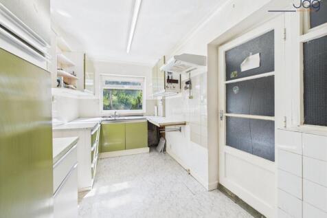 Kitchen with access to Integral garage