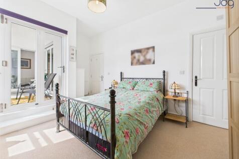 Double Bedroom with Ensuite and Balcony entrance