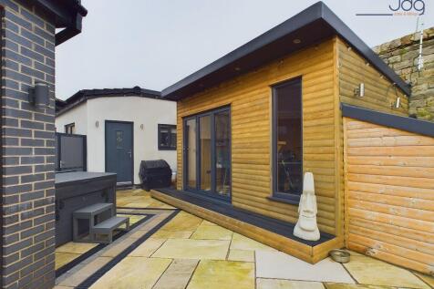 Garden Studio / Bar