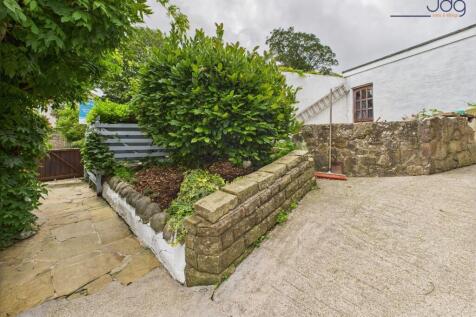 Side Garden &amp; Outhouse