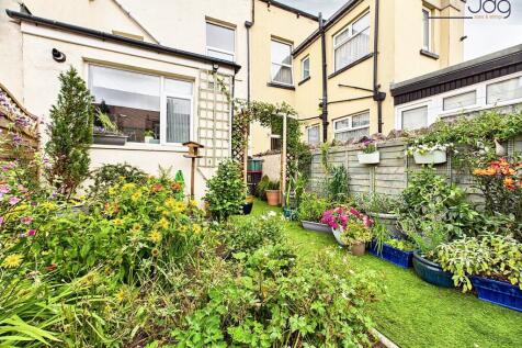 South Facing Garden with Mature plants