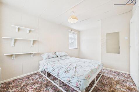 Double Bedroom with built in wardrobes