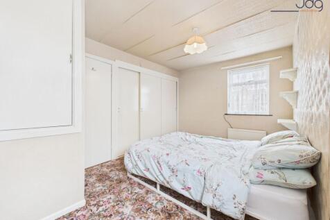 Double Bedroom with built in wardrobes
