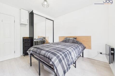 Double Bedroom with fitted wardrobes