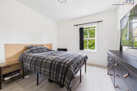 Double Bedroom with fitted wardrobes