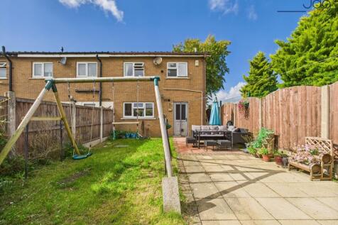 Rear garden with mix lawn and flags
