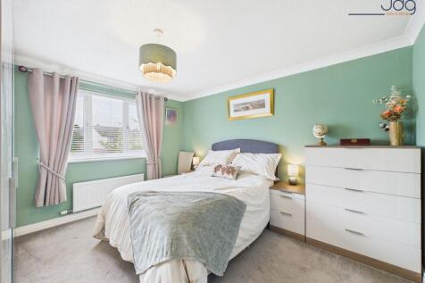 Double Bedroom with Ensuite and built in wardrobes