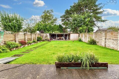 Extensive rear garden