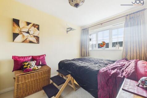 Double Bedroom with built in wadrobe