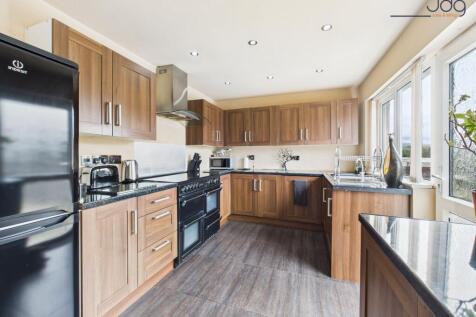 Spacious Kitchen with Breakfast Bar