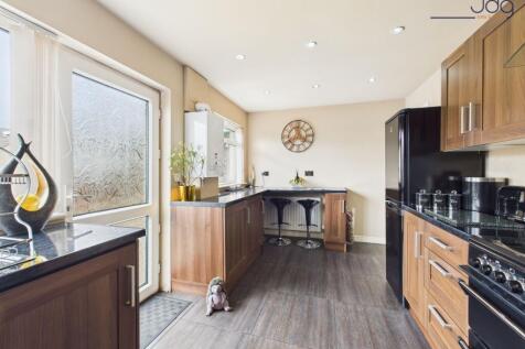 Spacious Kitchen with Breakfast Bar