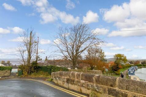 This apartment has a superb location close to the canal