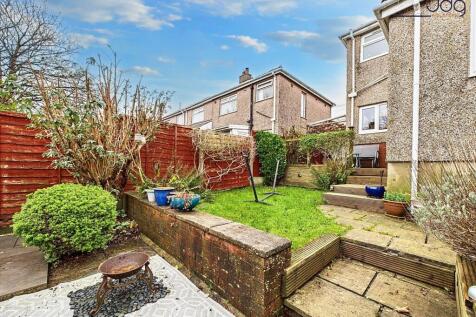 Tiered Garden with a mixture of flags, decking and lawn.