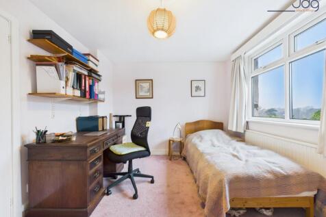Single Bedroom with sink