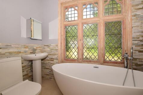 Ensuite Bathroom 2*