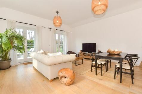 Lounge/Dining Area