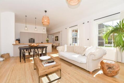 Lounge/Dining Area