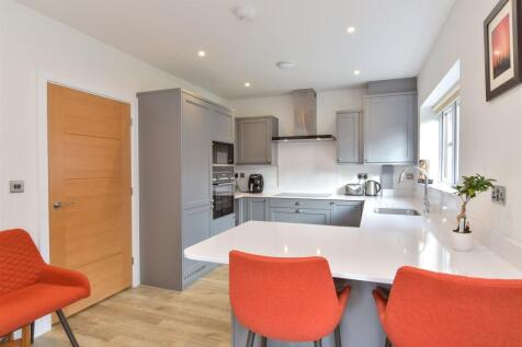 Kitchen/ Dining Room
