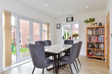 Kitchen/ Dining Room