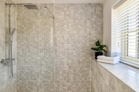 Feature En-Suite Shower Room
