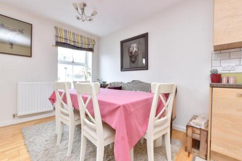 Kitchen Lounge/Dining Area