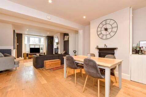 Lounge/Dining Area