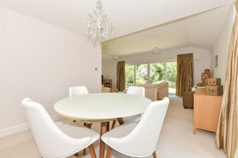 Lounge/Dining Area