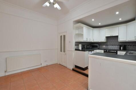 Kitchen/ Dining Room