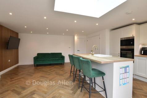 Kitchen/ Dining Room
