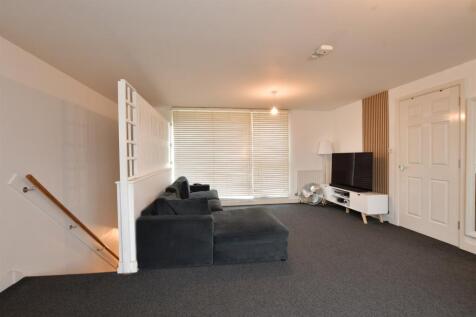 Lounge/Dining Area