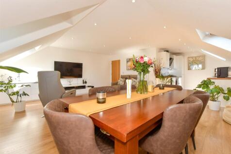 Lounge/Dining Area