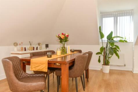 Lounge/Dining Area