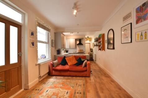 Lounge/Dining Area