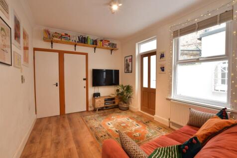 Lounge/Dining Area