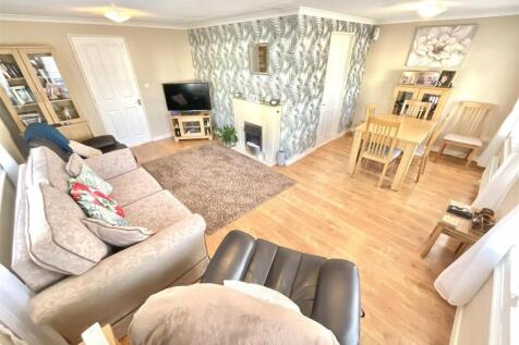 Lounger/Dining Area